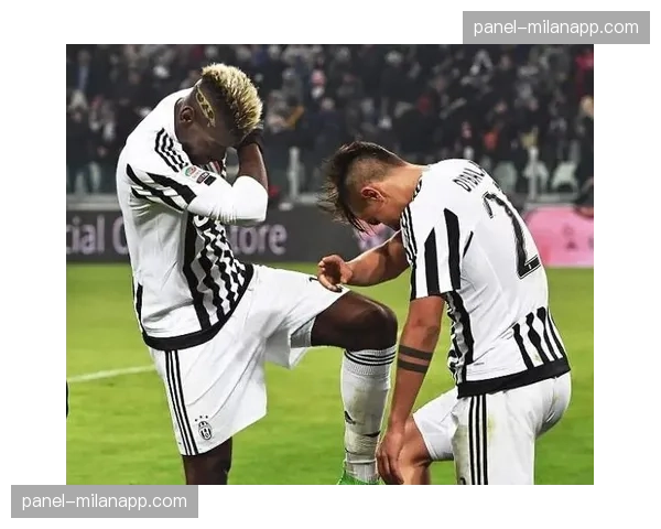 特写：替补席上的无奈，博格巴现身尤文训练场观看青年队比赛。