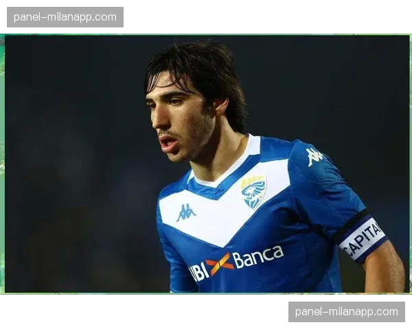 特写：托纳利解禁复出后首次首发，获布雷西亚主场球迷起立鼓掌