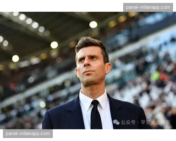 特写：博洛尼亚主帅莫塔在更衣室战术板前陷入沉思